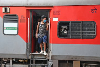 Burdwan Town, Purba Bardhaman İlçesi, Batı Bengal / Hindistan - 24.05.2020: Novel Coronavirus 'un (COVID-19) ortaya çıkmasıyla mahsur kalan göçmen işçiler Chennai' den gelen 'Shramik Özel' treniyle Burdwan 'a (Memleket) döndüler.