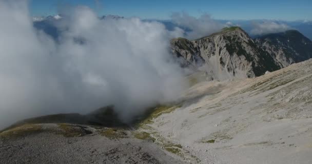 AÉRIAL : Survoler la vallée de montagne vers les nuages . — Video