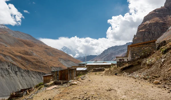 Casa de chá tradicional ao longo de um caminho de montanha . — Fotografia de Stock