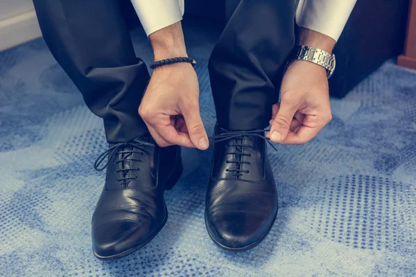 Groom tying shoelaces. — Stock Photo, Image