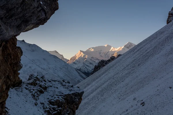 L'aube se lève dans les montagnes . — Photo