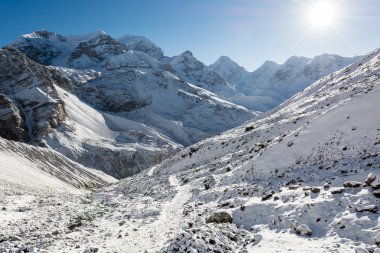 Kar kaplı dağ panorama.