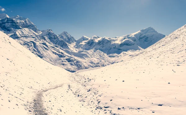 Schneebedeckte Winterlandschaft rund um den Thorong la Pass. — Stockfoto