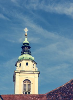 Kilisenin çan kulesi üzerinde mavi gökyüzü.