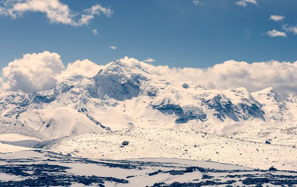Hora pokrytá sněhem krajina. — Stock fotografie