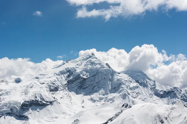 雪で覆われた山. — ストック写真