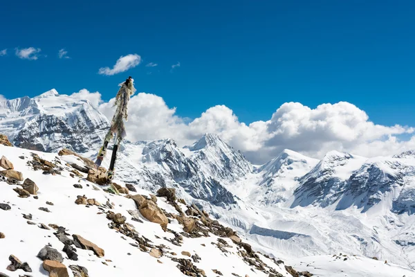 Paesaggio di alta montagna con bandiere di preghiera . — Foto Stock