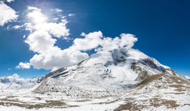Spectacularo dağın panorama görüş Thorong La geçmek 5416 m..