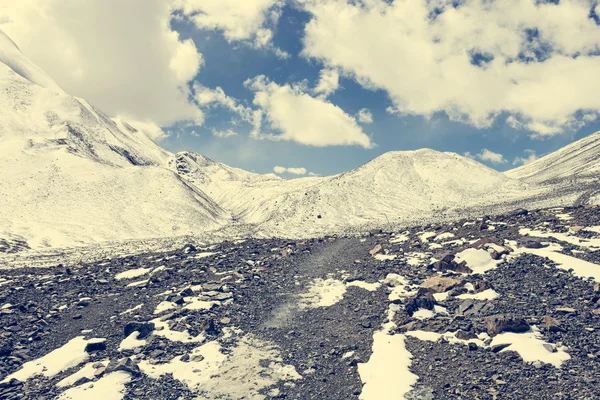 Neige couverte de hautes pentes de col de montagne . — Photo