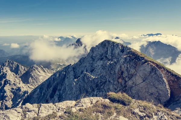 Spectacular mountain panorama, mists slowly starting to rise. — Stockfoto