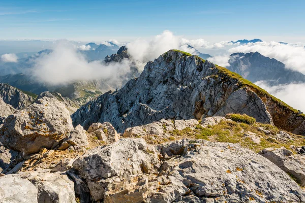 Spectacular mountain panorama, mists slowly starting to rise. — Stock Photo, Image