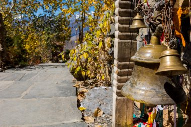 Tapınak girişinde asılı dua çan.