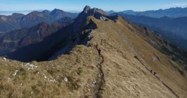Bir dağ sırtı yürüyen kadın uzun yürüyüşe çıkan kimse.