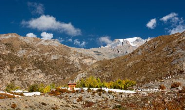 Budist tapınağı dağ yamacında.