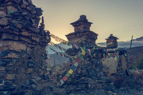 Budist stupas bayrakları dua ile bağlı. — Stok fotoğraf