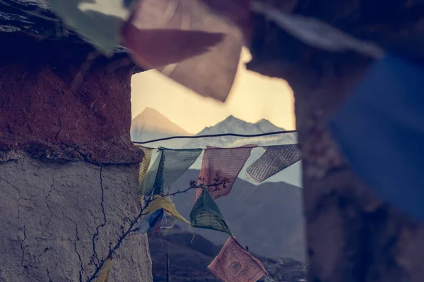 Windows Budist bayrakların bir dağ günbatımı thorugh. — Stok fotoğraf