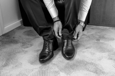 Ayakkabı bağcığı bağlama damat.