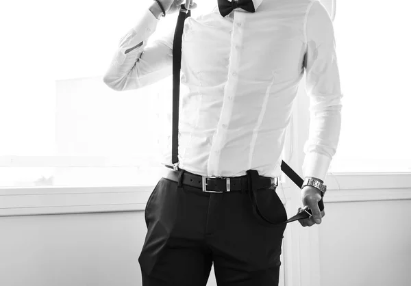 Groom pulling on the suspenders. — Stock Photo, Image