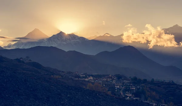 Paisagem montanhosa ao pôr do sol. — Fotografia de Stock