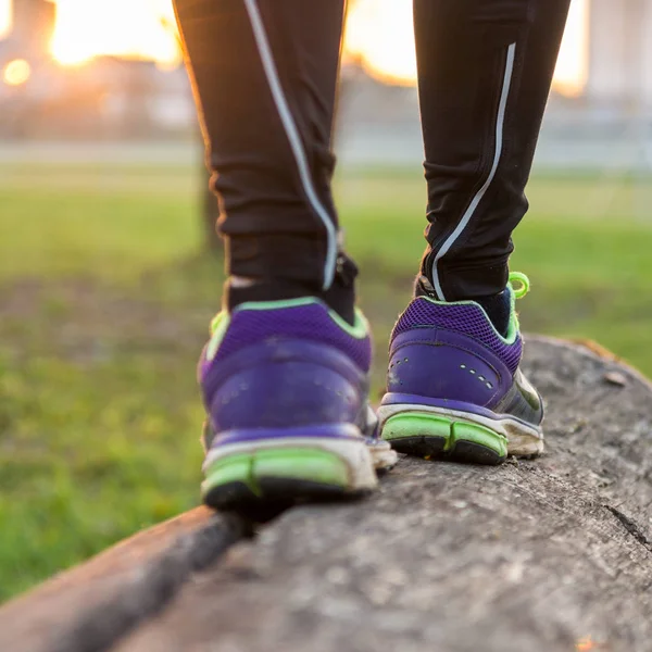 Balance træning udendørs i en park . - Stock-foto