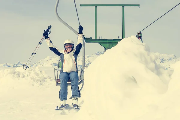Feliz esquiadora montando un ascensor . —  Fotos de Stock