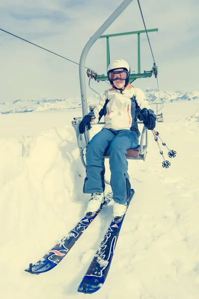 Gelukkig rijden een lift alpineskiester. — Stockfoto