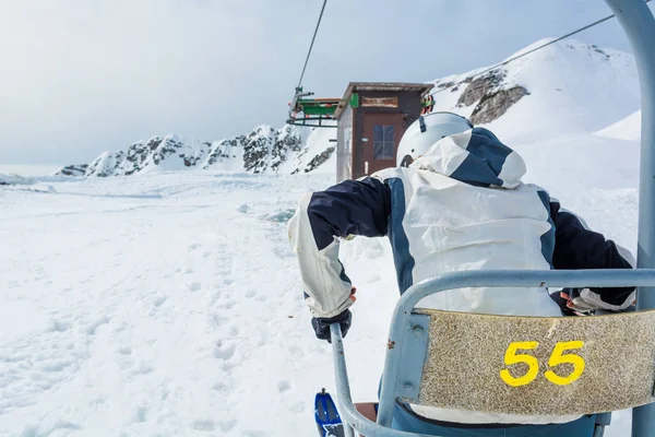 Lift almak kayakçı. — Stok fotoğraf