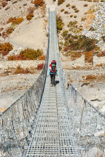 Trekker 교차점 금속 다리. — 스톡 사진