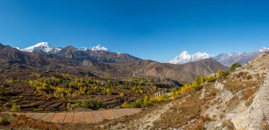 Sonbaharda dağ manzarası.