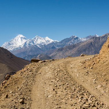 Dağlara doğru yol çöl.