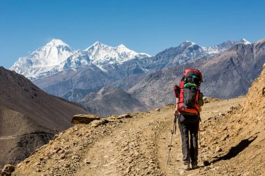 Yalnız trekker ıssız yolda yürürken.