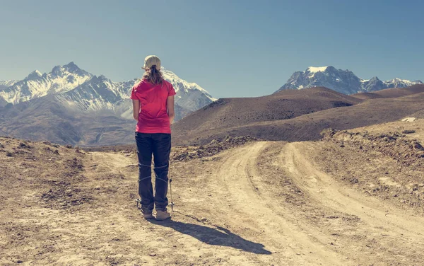 Dağlara doğru iki yolların kavşak üzerinde yalnız trekker. — Stok fotoğraf