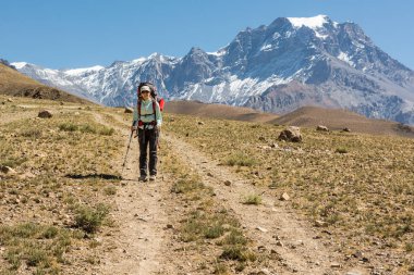 Kadın trekker yalnız olsa da yürüyüş dağ çöl.