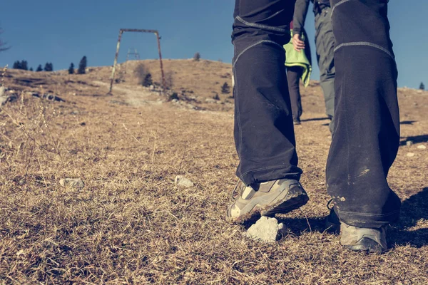 Fechar as pernas femininas caminhadas na natureza . — Fotografia de Stock