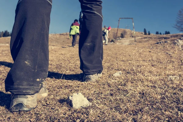 Nahaufnahme weiblicher Beine beim Wandern in der Natur. — Stockfoto