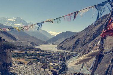 Teraslı alanları çevreleyen Kagbeni Köyü.