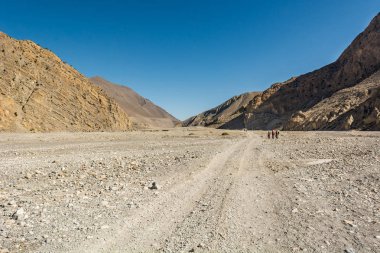 Geniş ve neredeyse kuru nehir yatak.