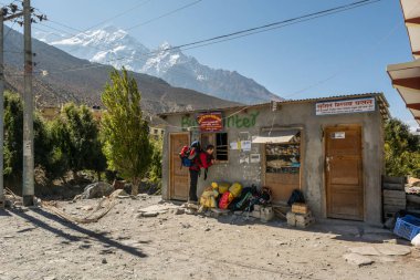 Jomsom, Nepal - 19 Ekim: Tarih 19 Ekim 2015 Jomsom, Nepal gelmesi bilet satın alma ve otobüs bekleyen insanlar.