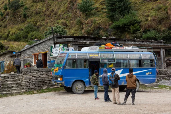 Jomsom, Nepal - 19 ottobre: persone che hanno un periodo di riposo dal viaggio in autobus, il 19 ottobre 2015 a Jomsom, Nepal . — Foto Stock