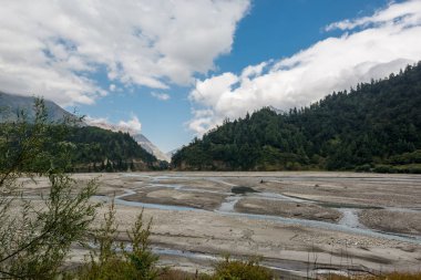 Manzara nehir yatağının bireysel akışları ile.
