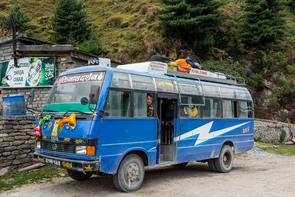 Jomsom, Nepal - 19 ottobre: persone che hanno un periodo di riposo dal viaggio in autobus, il 19 ottobre 2015 a Jomsom, Nepal . — Foto Stock