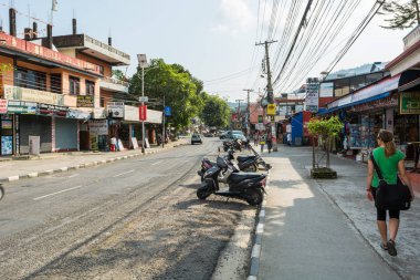 Pokhara, Nepal - 20 Ekim: Ana alışveriş caddesi üzerinde Ekim 20 2015 Pokhara, Nepal Pokhara.