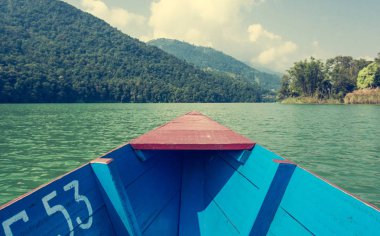 Tropikal Nehri üzerinde tekne yolculuğu.