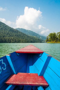 Tropikal Nehri üzerinde tekne yolculuğu.