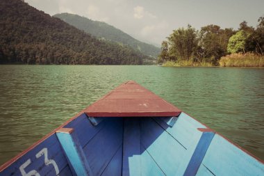 Tropikal Nehri üzerinde tekne yolculuğu.