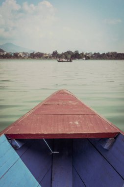 Lake Phewa karşısında tekne yolculuğu.