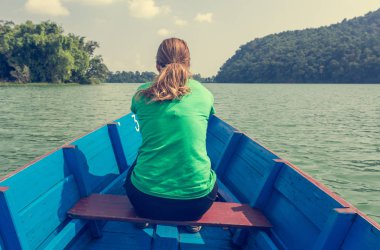 Çekici esmer zevk tekne yolculuğu güneşli havalarda.