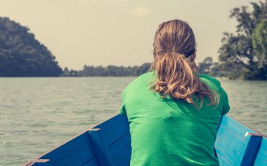 Çekici esmer zevk tekne yolculuğu güneşli havalarda.