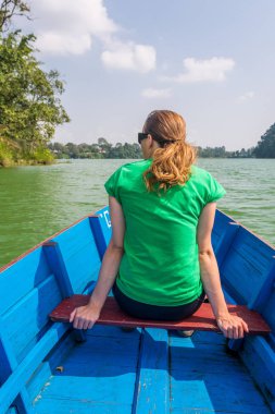 Çekici esmer zevk tekne yolculuğu güneşli havalarda.
