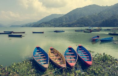 Sahilinde renkli tekneler.